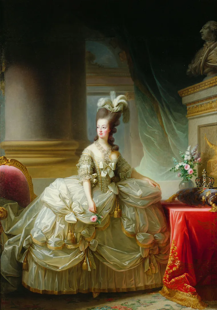 María Antonieta con traje de corte