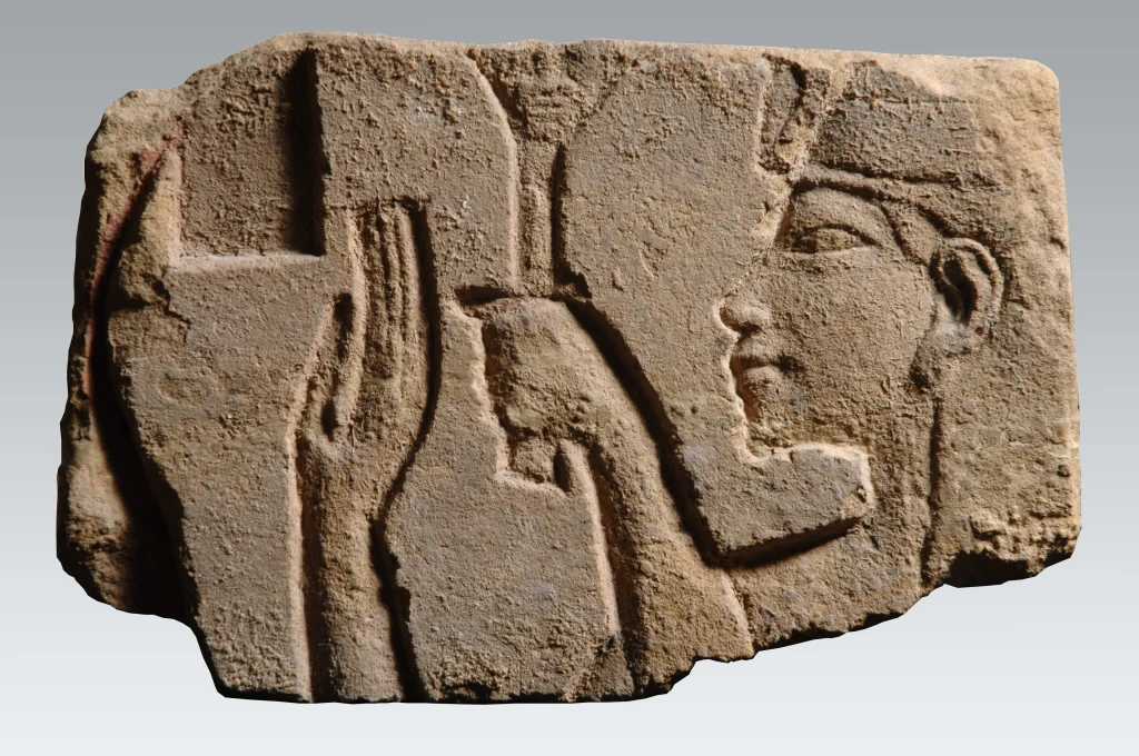 Talatat con sovrana che agita un sistro, probabilmente Nefertiti