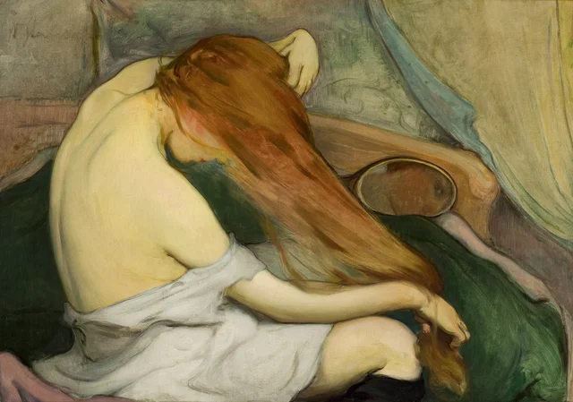 Femme se coiffant