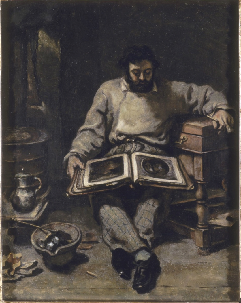 Marc Trapadoux che esamina un libro di stampe
