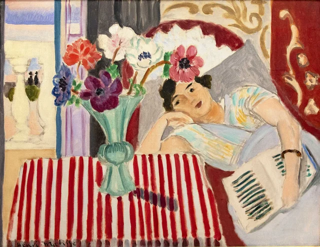 Frau mit Anemonen