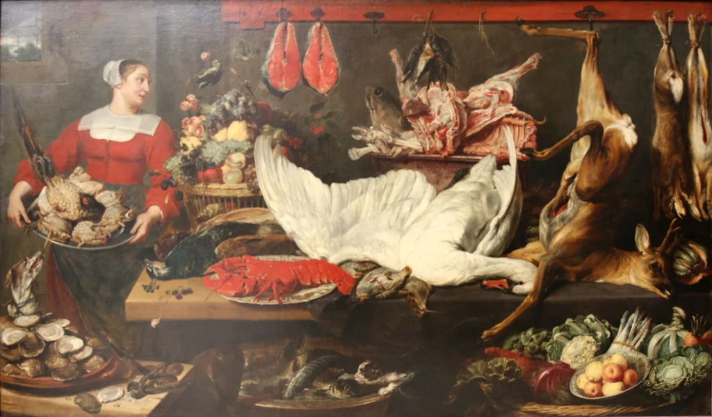 Küchenstillleben mit einer Magd, die einen Teller mit Geflügel hält, und einem Tisch voller Wild, Fisch, Obst und Gemüse