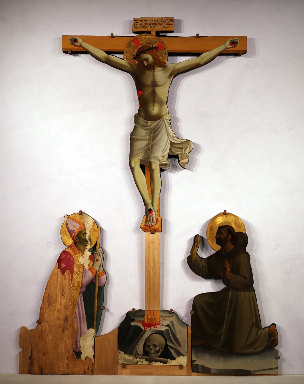 Christus am Kreuz mit den Heiligen Nikolaus und Franziskus