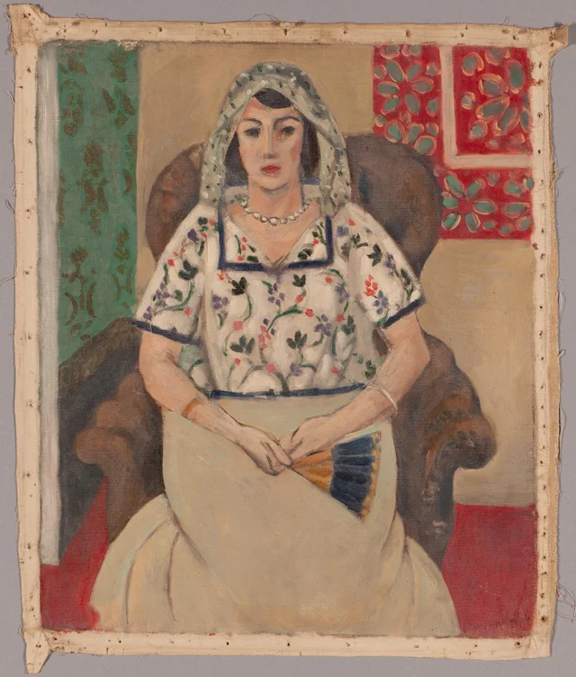 Sitzende Frau im Sessel