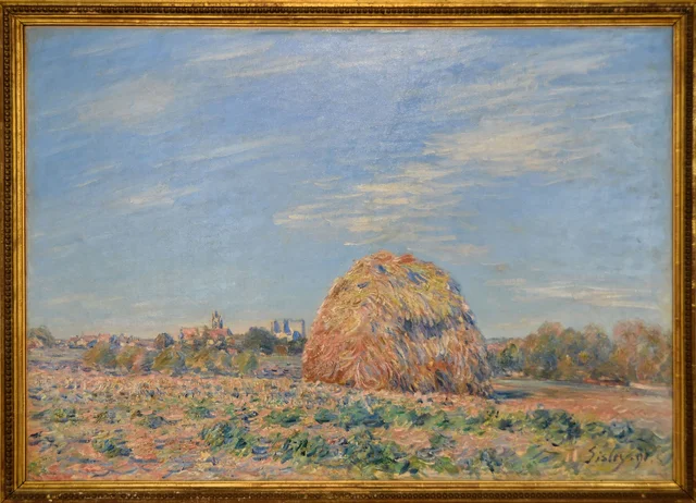 Heuhaufen am Ufer des Loing