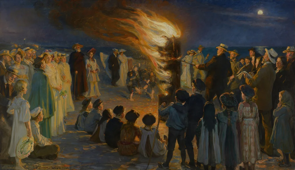 스카겐 해변의 한여름 밤 모닥불