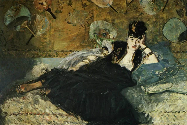 Mujer con abanicos