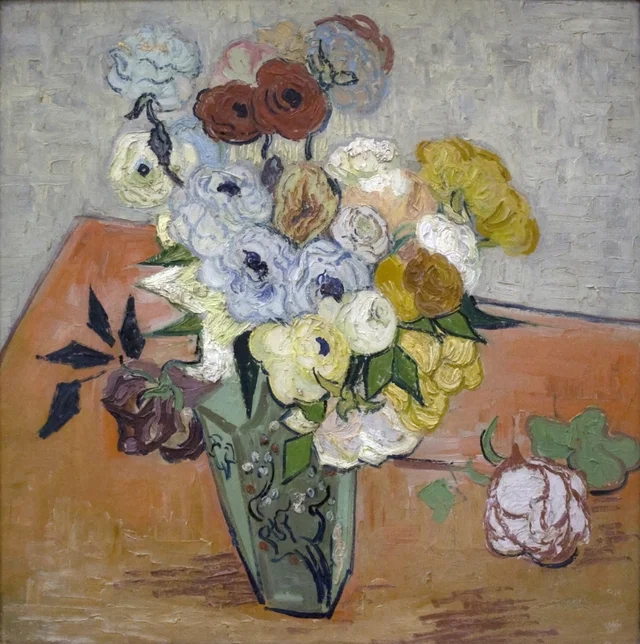 Stillleben: japanische Vase mit Rosen und Anemonen