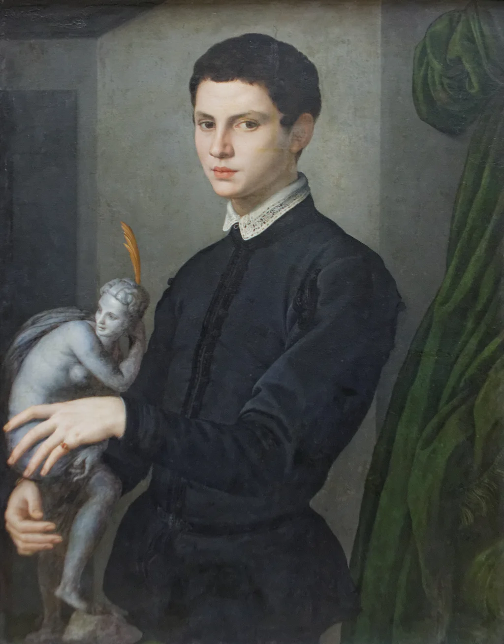 Portrait d'un homme tenant une statuette