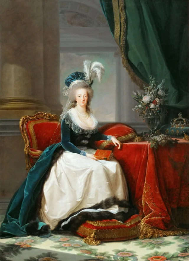 Maria Antonietta seduta, con mantello blu e abito bianco, con un libro in mano