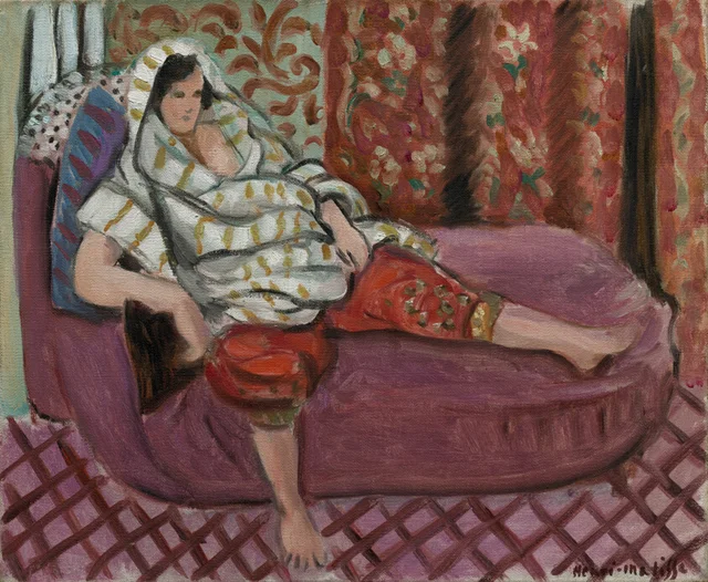 Frau auf rosa Diwan
