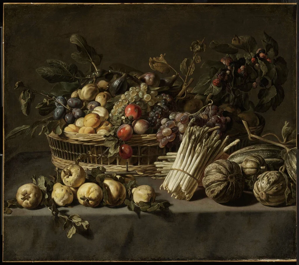Verdure e un cesto di frutta su un tavolo