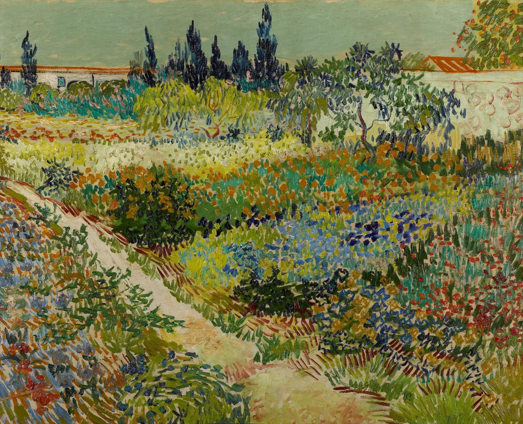 Blühender Garten mit Weg