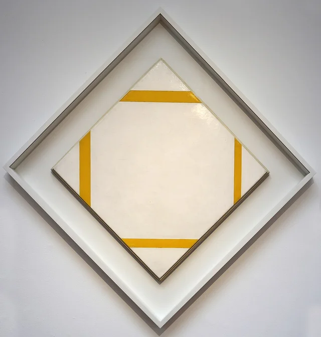 Composition with yellow lines