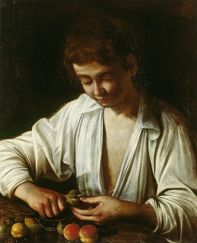 Garçon pelant un fruit
