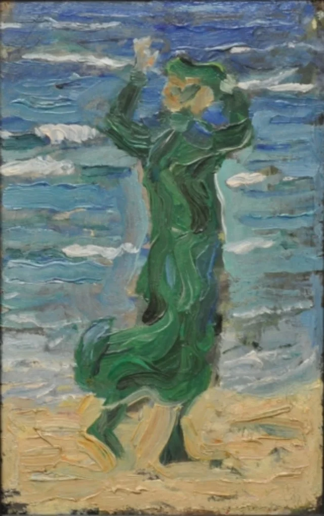 Femme dans le vent au bord de la mer