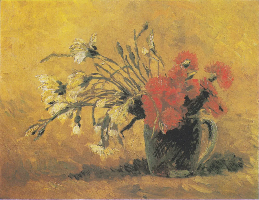 Vaso con garofani rossi e bianchi su sfondo giallo