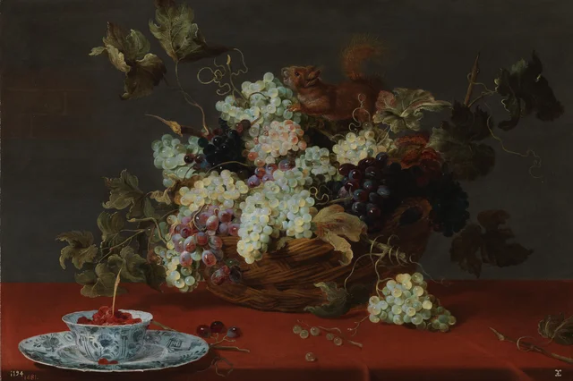 Bodegón de frutas con una cesta de uvas y una ardilla sobre una mesa