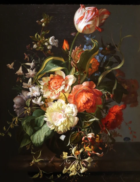 Flores en un jarrón de cristal con un tulipán