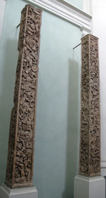 Pilaster mit Rüstungen