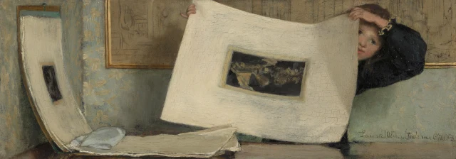 Anna che sfoglia una cartella di stampe