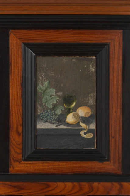 Bodegón con uvas y un limón (pintura de chimenea), de la casa de muñecas de Petronella Dunois