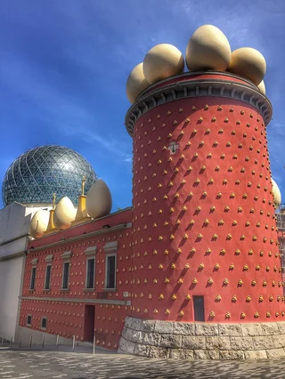 ダリ劇場美術館